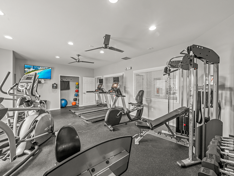 On-site apartment community fitness center in Holly, Michigan